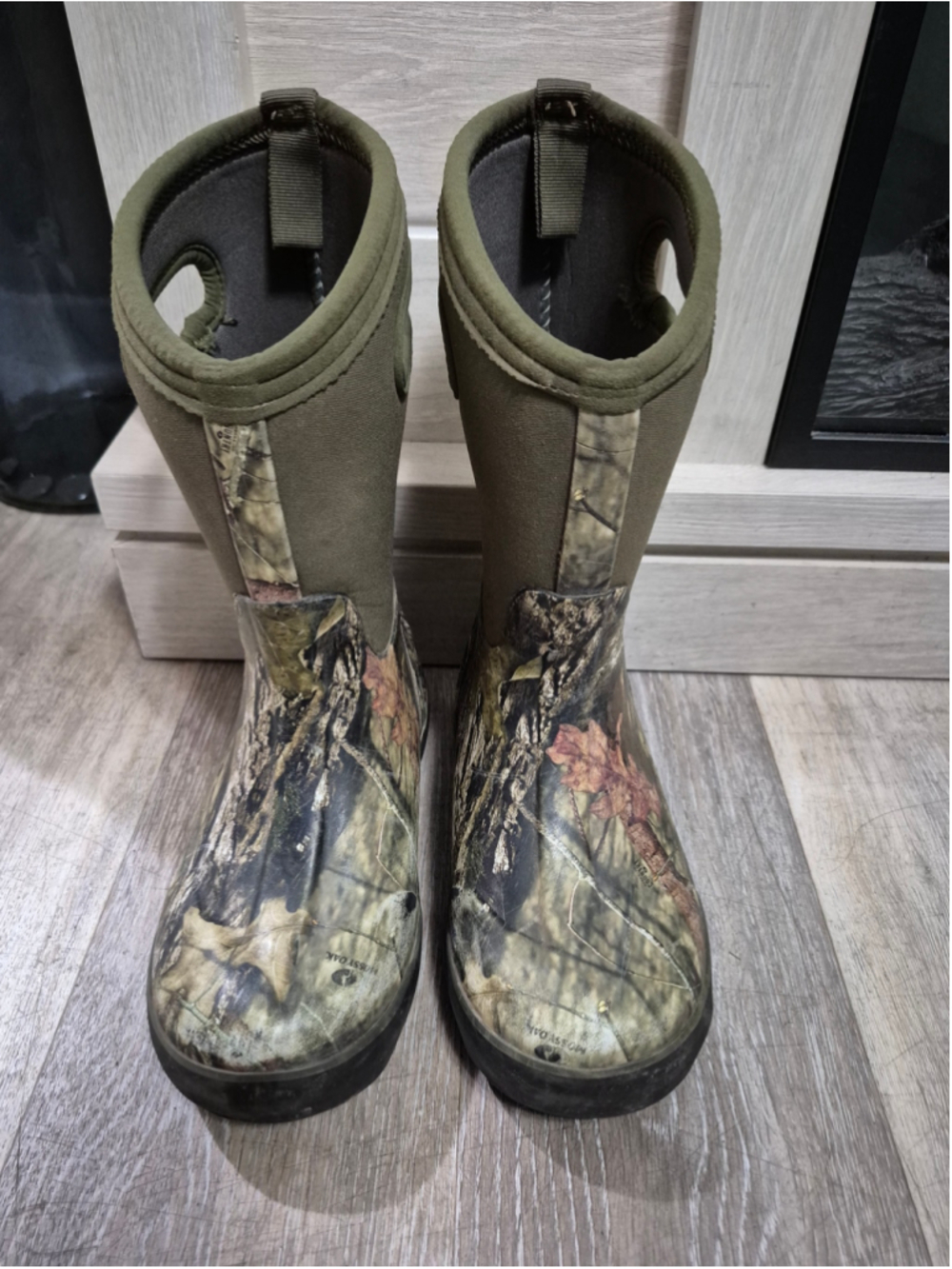 Boys Bogs Winter Rain Boots in Olive and Camo sz 1